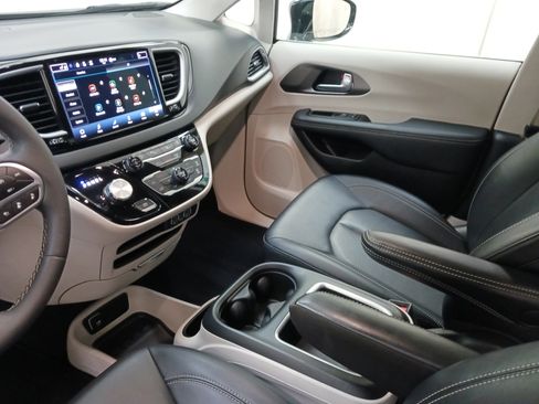Used 2024 Chrysler Pacifica Touring-L FWD image 23