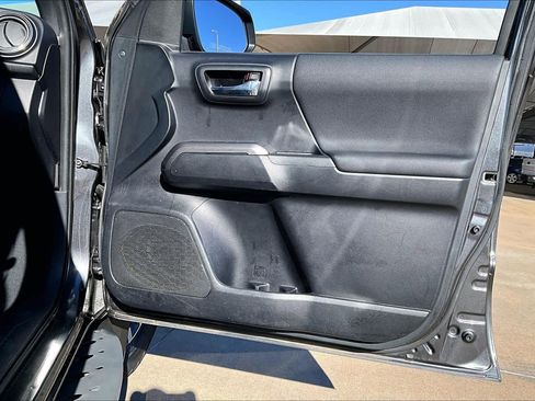 Used 2018 Toyota Tacoma TRD Off-Road image 25