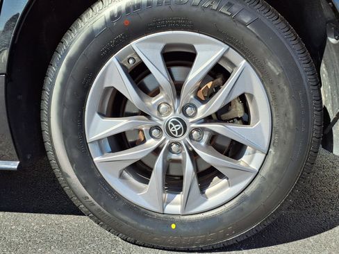 Used 2023 Toyota Sienna LE AWD/4WD image 35