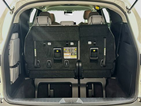 Used 2025 Toyota Sienna LE image 22