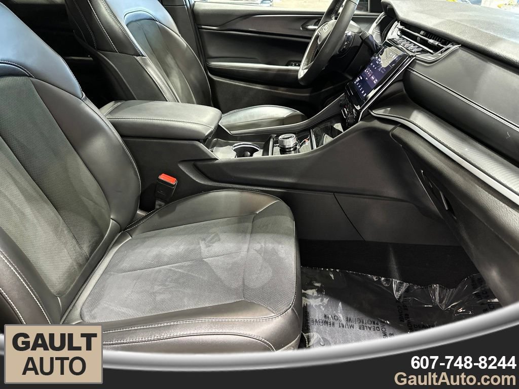 Used 2025 Jeep Grand Cherokee Altitude AWD/4WD image 17