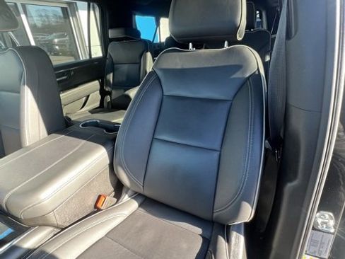 Used 2025 Chevrolet Suburban Premier image 17