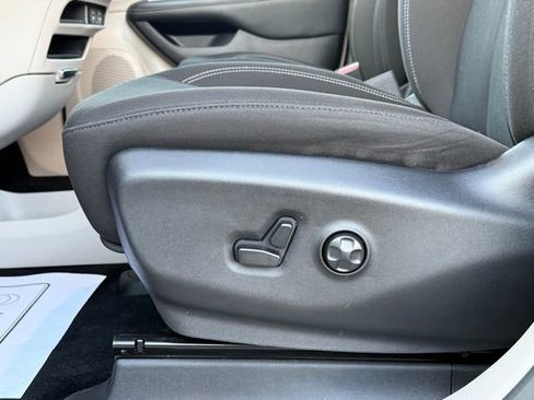 Used 2023 Chrysler Voyager LX FWD image 13