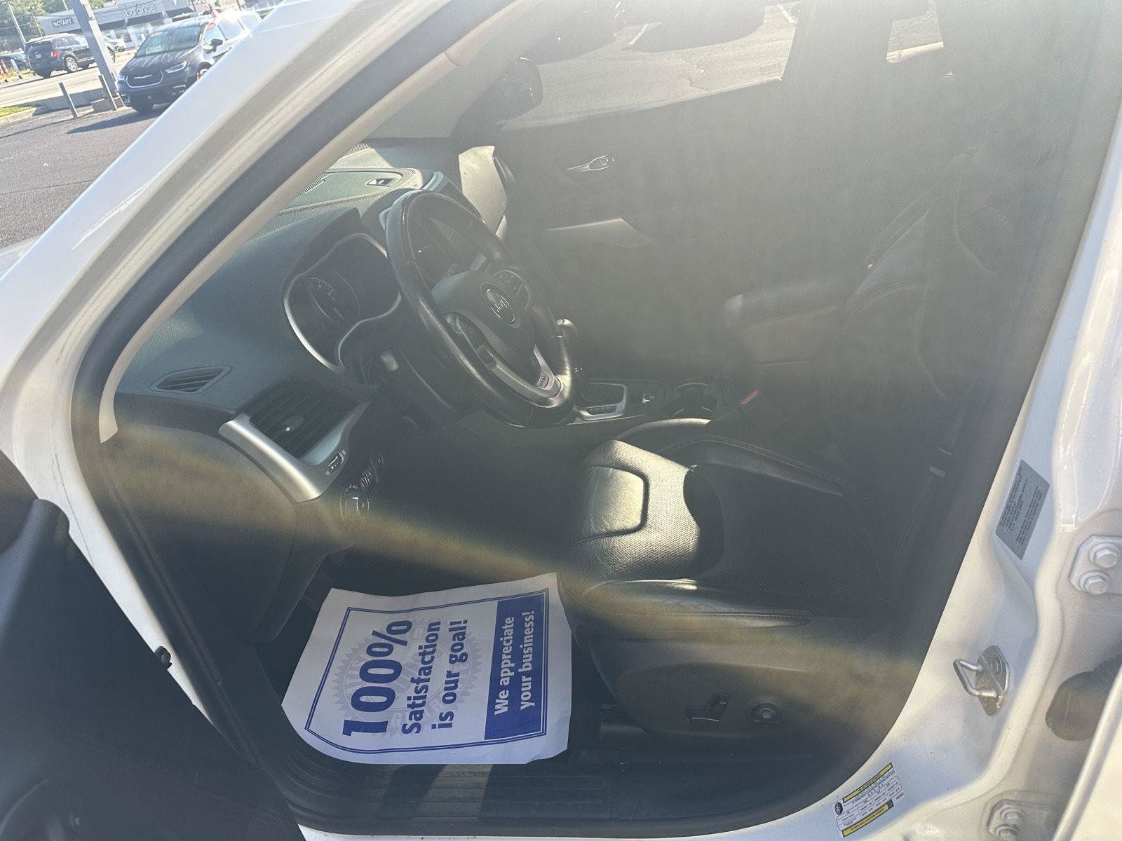 Used 2017 Jeep Cherokee Trailhawk AWD/4WD image 18