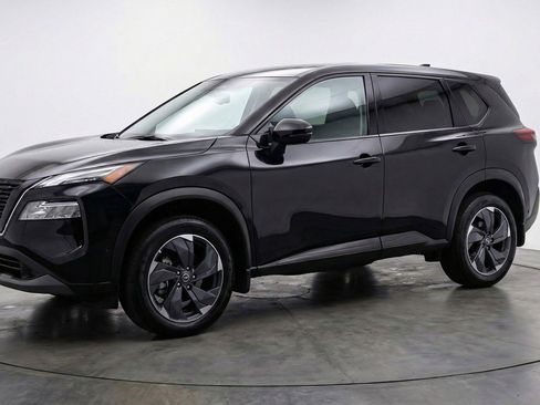 Used 2025 Nissan Rogue SV image 3