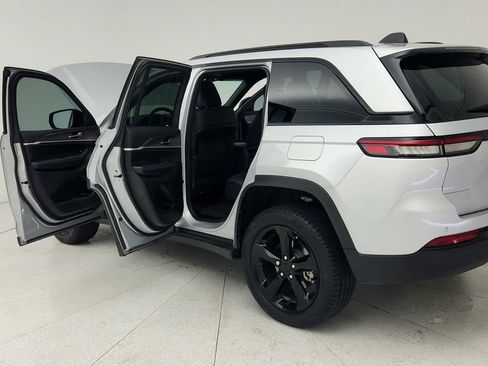 Used 2025 Jeep Grand Cherokee Limited w/ Black Appearance Package RWD image 12