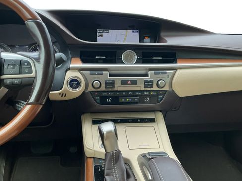 Used 2016 Lexus ES 300h w/ Luxury Package w/Wood Trim FWD image 11