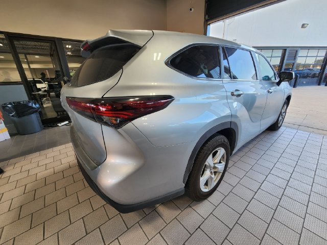 Used 2025 Toyota Highlander LE FWD image 4