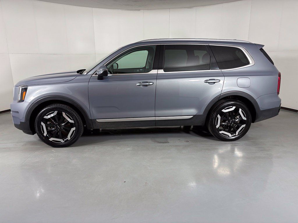 Used 2025 Kia Telluride S FWD image 5