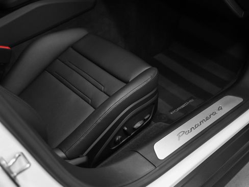 Used 2023 Porsche Panamera 4 image 19