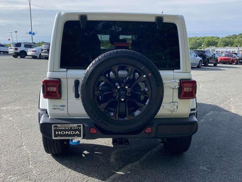 Used 2024 Jeep Wrangler Unlimited Sahara w/ Safety Group AWD/4WD image 4