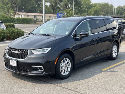 Used 2023 Chrysler Pacifica Touring-L FWD image 3