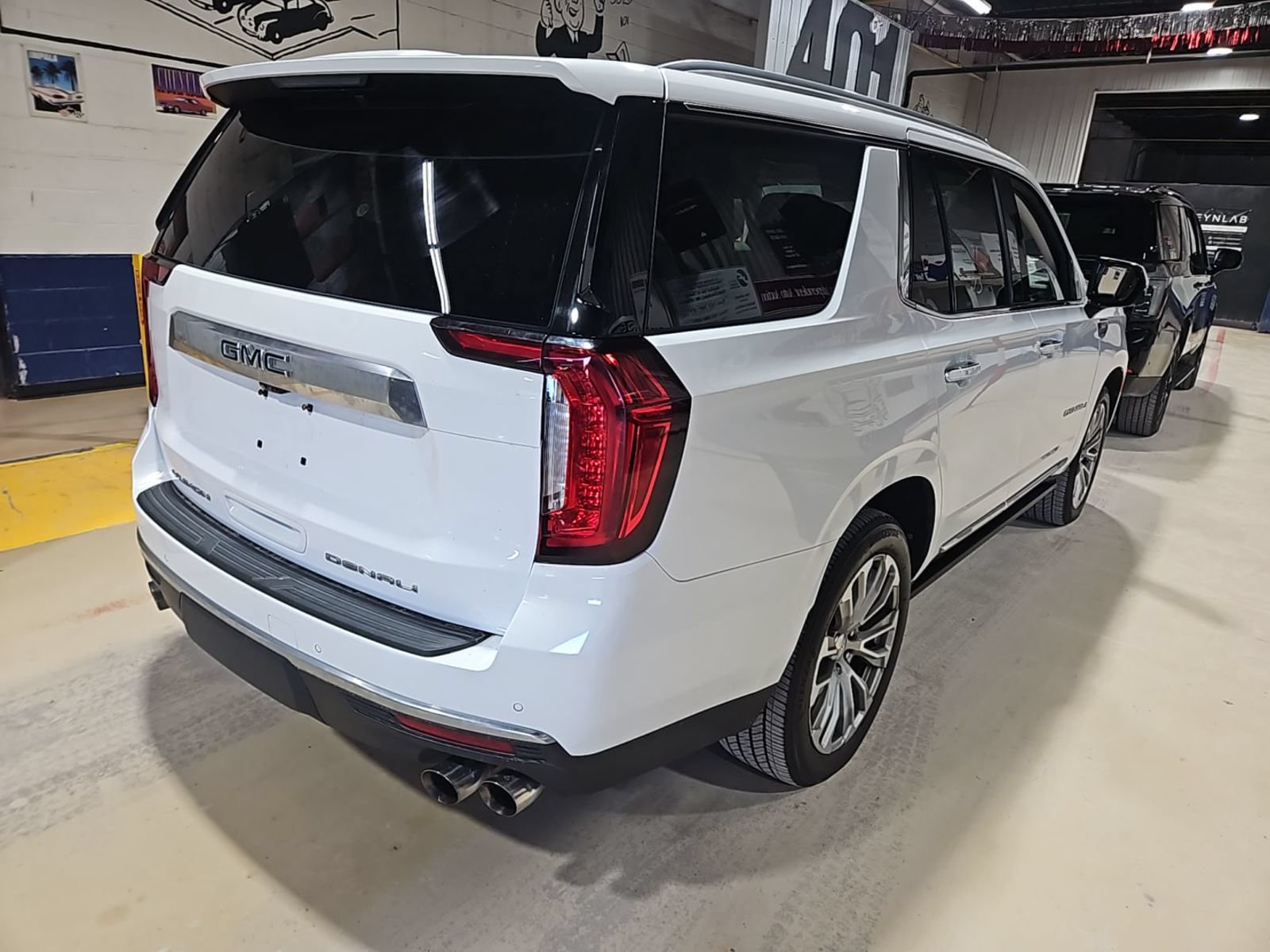 Used 2021 GMC Yukon Denali w/ Denali Ultimate Package AWD/4WD image 3