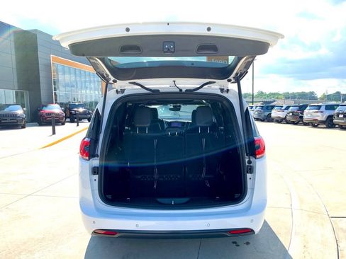 Used 2025 Chrysler Pacifica Limited FWD image 20