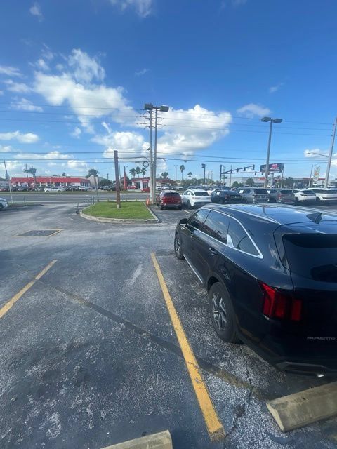 Used 2023 Kia Sorento EX w/ Panoramic Sunroof Package FWD image 4