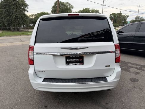 Used 2016 Chrysler Town & Country Touring FWD image 5
