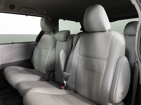 Used 2019 Toyota Sienna XLE FWD image 17