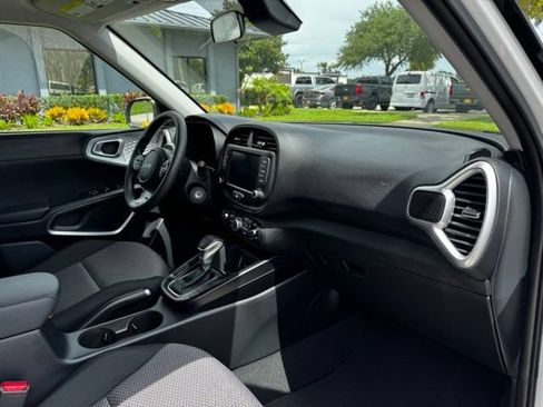 Used 2025 Kia Soul LX w/ LX Technology Package FWD image 8