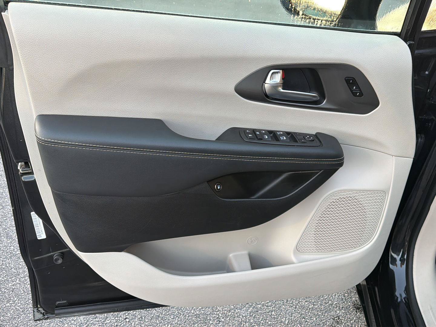 Used 2023 Chrysler Pacifica Touring-L FWD image 17