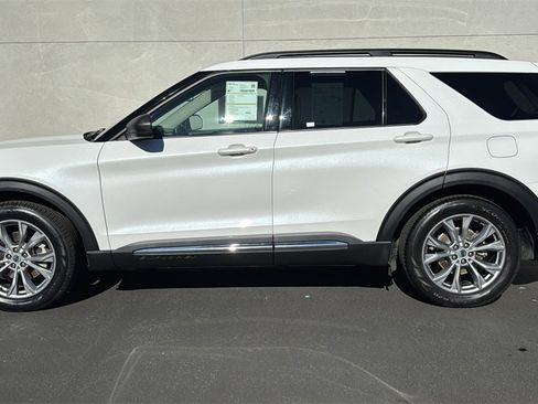 Certified 2022 Ford Explorer XLT w/ Equipment Group 202A image 5