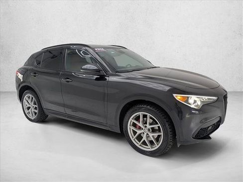 Used 2018 Alfa Romeo Stelvio Ti Sport image 3