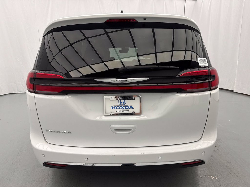 Used 2025 Chrysler Pacifica Select FWD image 8