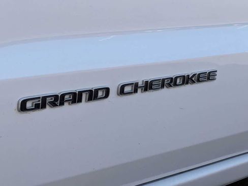 Used 2018 Jeep Grand Cherokee Overland AWD/4WD image 14
