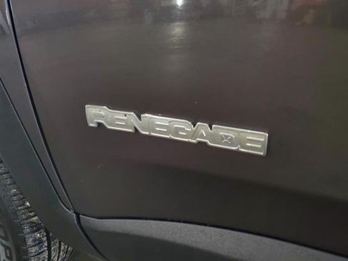 Used 2017 Jeep Renegade Latitude w/ Cold Weather Group AWD/4WD image 6