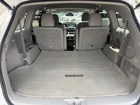 Used 2017 Toyota Highlander XLE w/ Carpet Mat Package AWD/4WD image 9