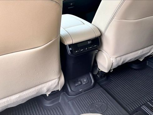 Used 2025 Toyota Highlander Limited AWD/4WD image 34