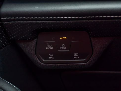 Used 2024 Volkswagen Atlas Cross Sport SE w/ Panoramic Sunroof Package FWD image 27