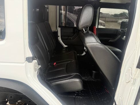 Used 2015 Jeep Wrangler Unlimited Rubicon AWD/4WD image 19