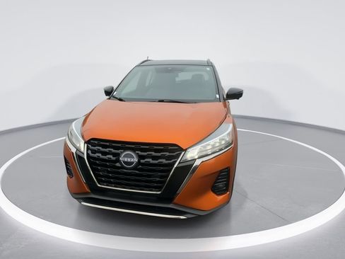 Used 2023 Nissan Kicks SR w/ SR Premium Package FWD image 3