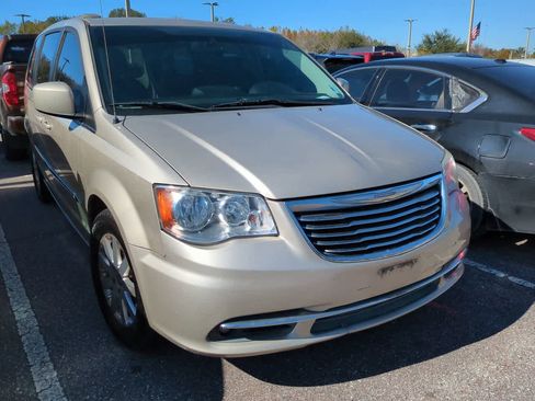 Used 2016 Chrysler Town & Country Touring image 5
