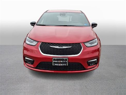 Used 2025 Chrysler Pacifica Select image 2