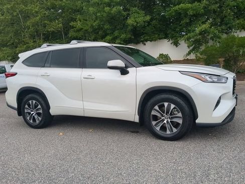 Used 2020 Toyota Highlander XLE AWD/4WD image 2