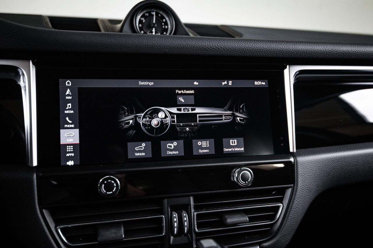 Certified 2023 Porsche Macan AWD/4WD image 18