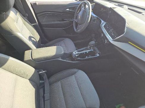 Used 2025 Chevrolet Trax LT FWD image 7
