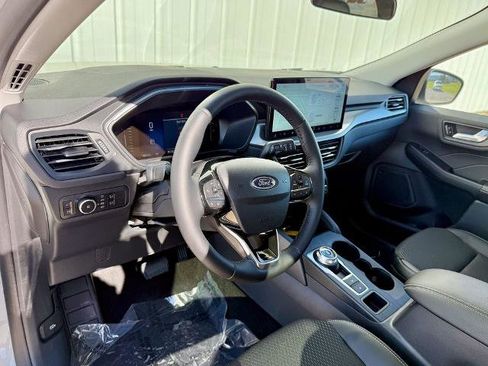 Certified 2025 Ford Escape SE image 9