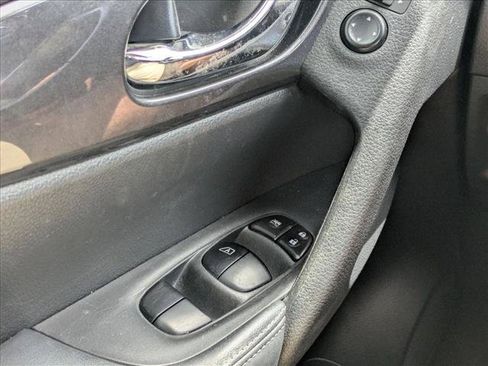 Used 2017 Nissan Rogue SV FWD image 16