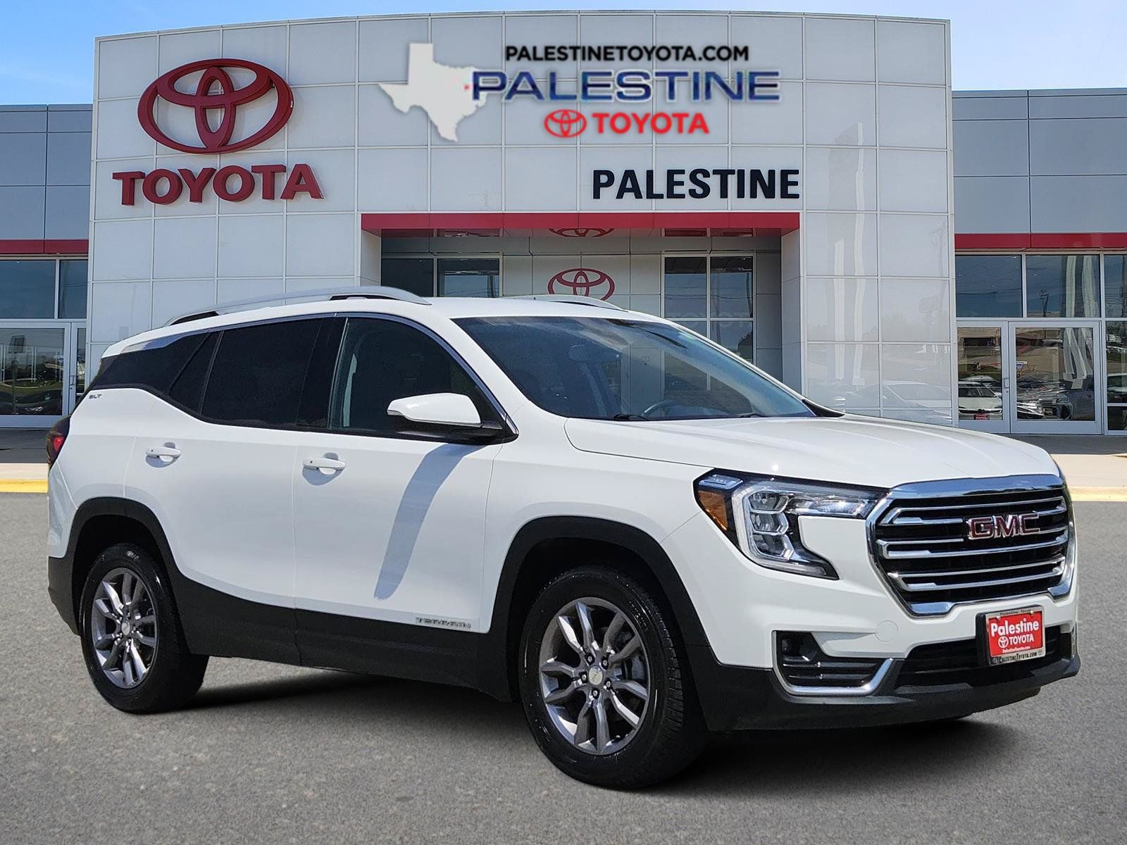 Used 2024 GMC Terrain SLT FWD image 1
