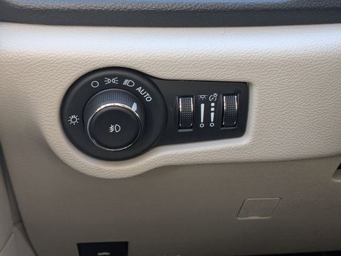 Used 2023 Chrysler Pacifica Limited image 25