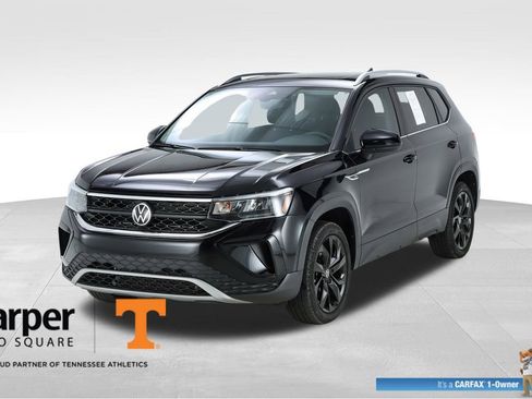 Used 2023 Volkswagen Taos SE w/ Panoramic Sunroof Package FWD image 1