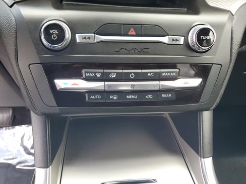 Used 2020 Ford Explorer XLT w/ Equipment Group 202A image 31