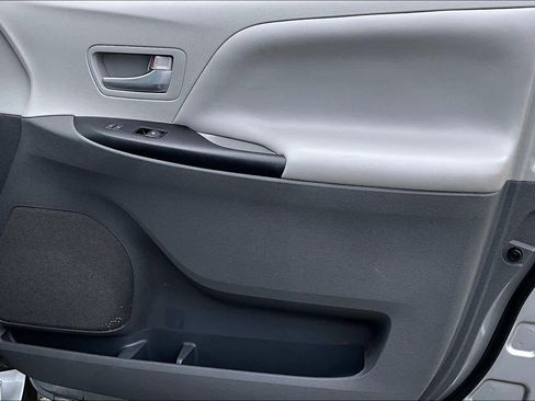 Used 2017 Toyota Sienna LE image 22