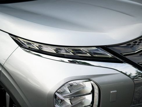 Used 2023 Mitsubishi Outlander LE AWD/4WD image 6