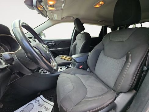 Used 2015 Jeep Cherokee Latitude w/ Cold Weather Group AWD/4WD image 9