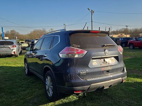 Used 2016 Nissan Rogue SV image 2