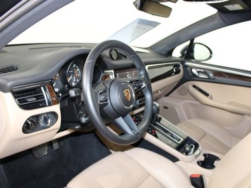 Certified 2024 Porsche Macan AWD/4WD image 4