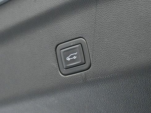 Used 2024 GMC Yukon Denali w/ Denali Reserve Package image 12